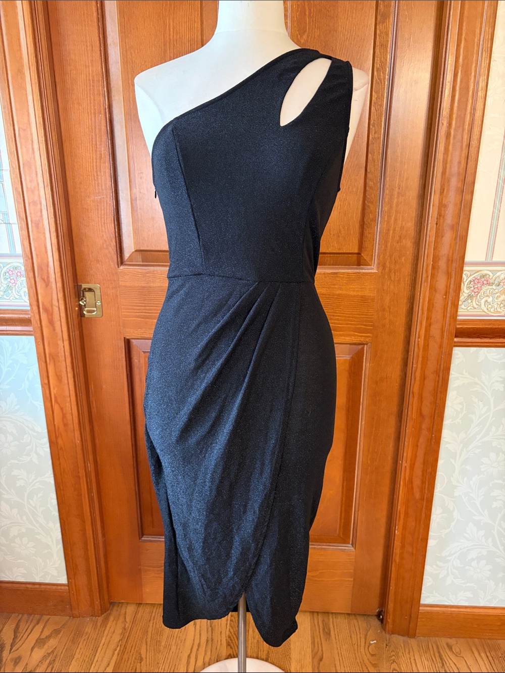 Simplee Apparel Black One-Shoulder Cutout Sheath Dress. Women’s Size Small